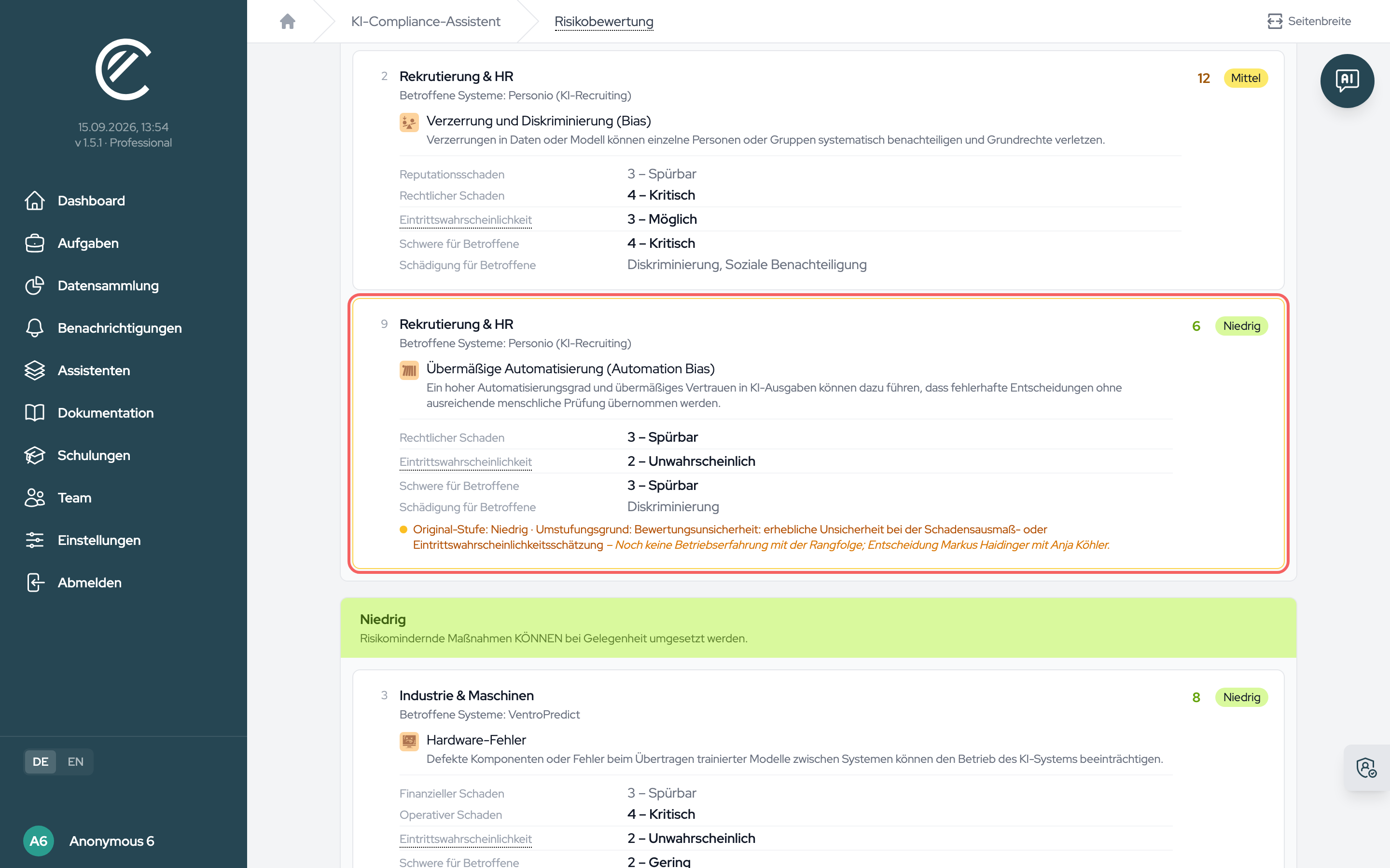Eine umgestufte Karte: bernsteinfarbener Rahmen, Zeile mit „Original-Stufe“ und „Umstufungsgrund“, oranger Punkt in der Matrix. Der Dialog „Risikoniveau überschreiben“ hat Grund und Kommentar abgefragt.