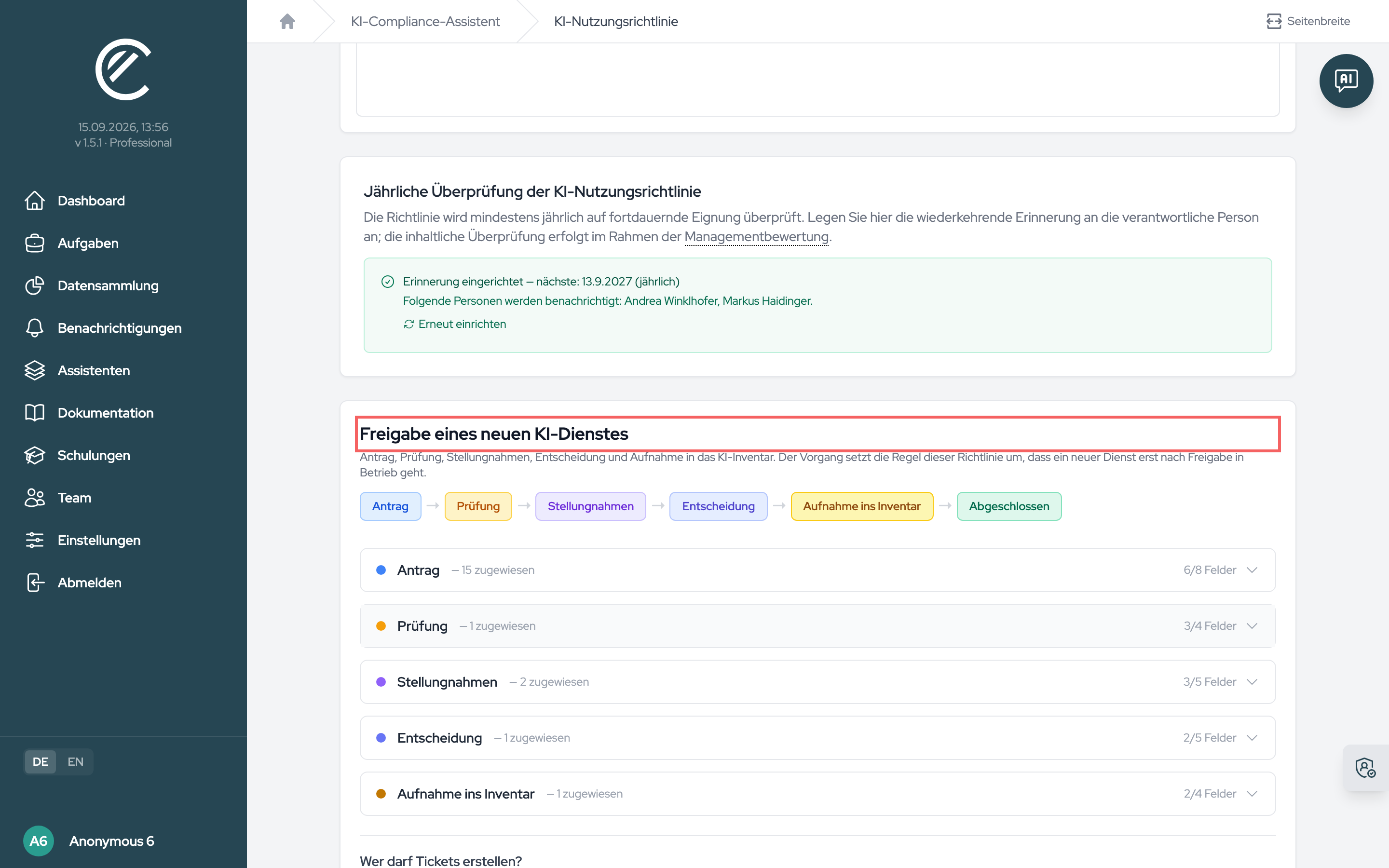 Der Block „Freigabe eines neuen KI-Dienstes“ mit den fünf Phasen; je Phase weisen Sie einer Rolle Personen zu, bevor Sie den Vorgang erzeugen.
