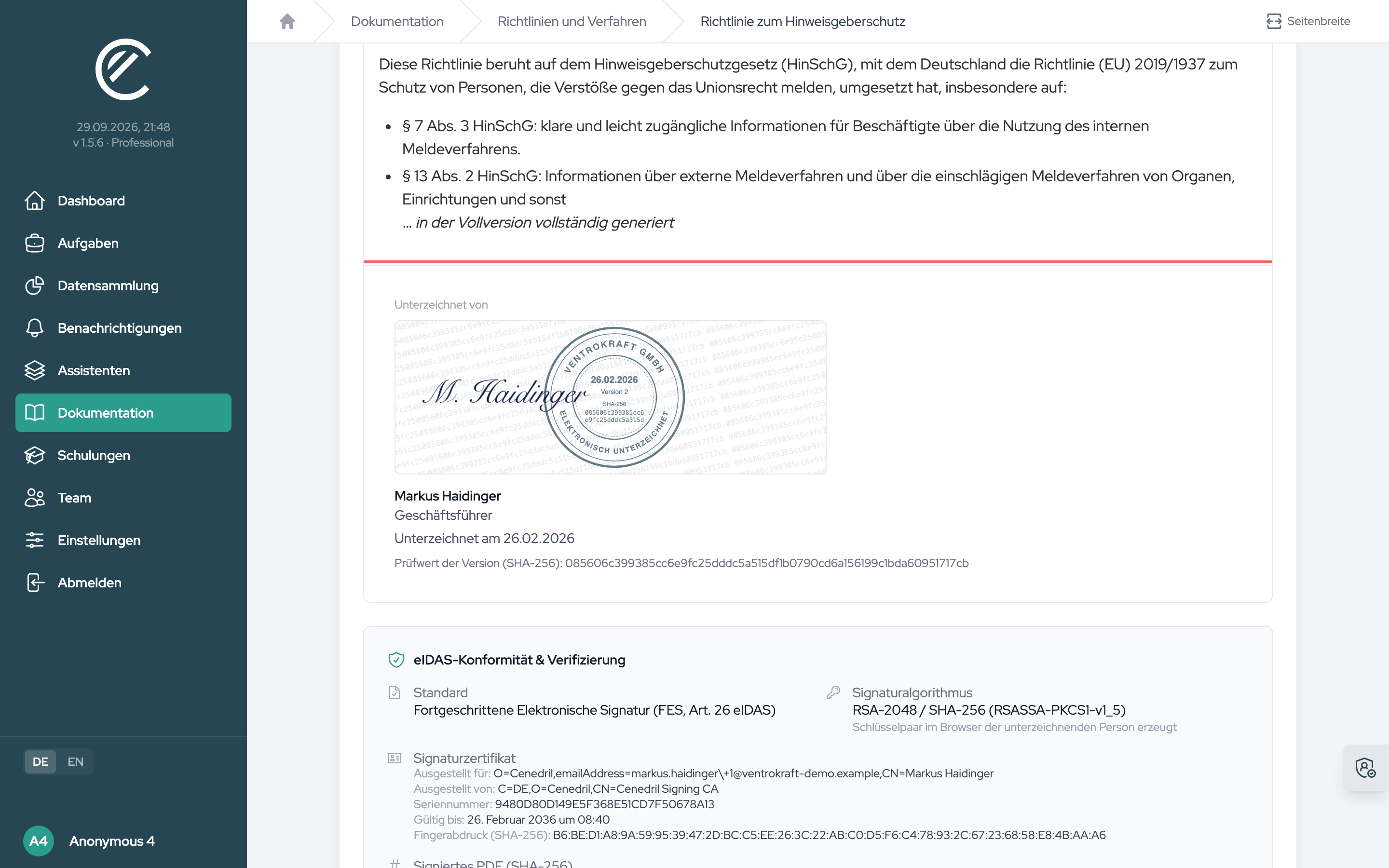 Die Unterschrift der Leitung unter der Richtlinie, mit Siegel, Datum und Prüfwert der Version.